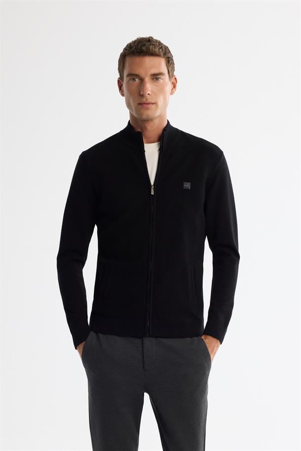 Siyah Dik Yaka Fermuarlı Önü Dokulu Soft Touch Triko Hırka