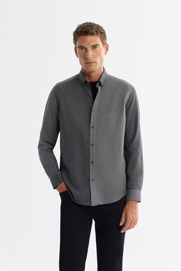 Siyah Düğmeli Yaka %100 Pamuk Gömlek