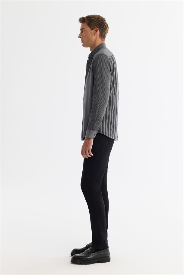 Siyah Düğmeli Yaka %100 Pamuk Gömlek