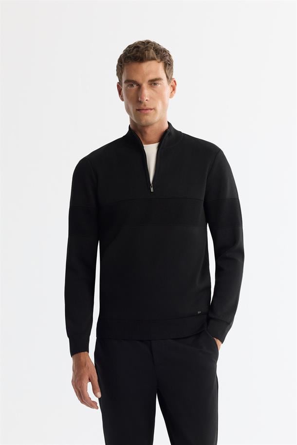 Siyah Fermuarlı Dik Yaka Önü Doku Detaylı Triko Kazak