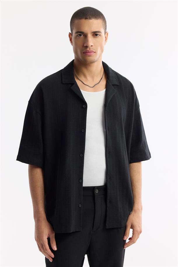 Siyah Apaj Yaka %100 Pamuk jakarlı Kısa Kol Gömlek