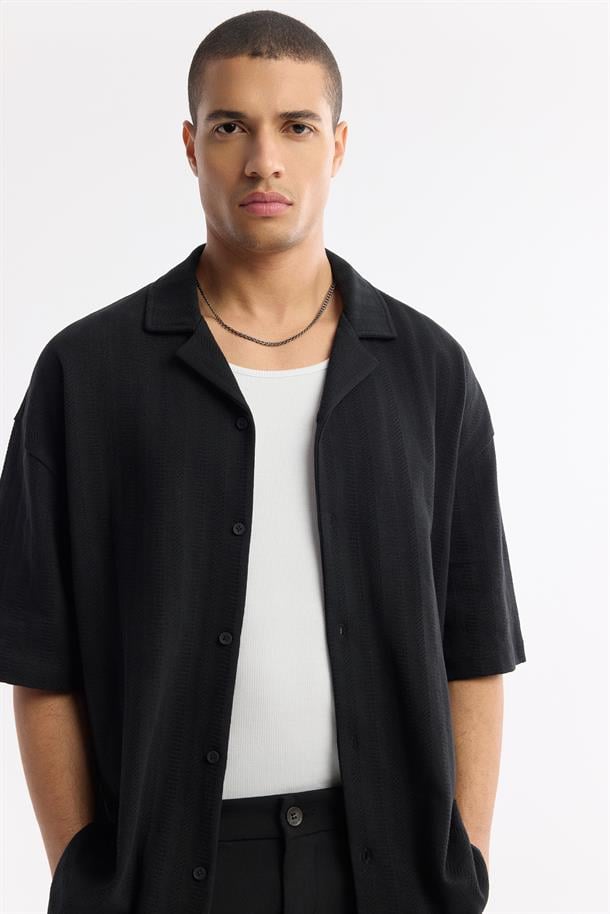 Siyah Apaj Yaka %100 Pamuk jakarlı Kısa Kol Gömlek