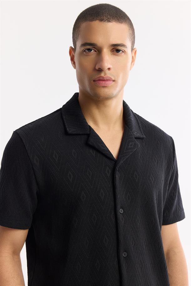 Siyah Apaj Yaka Viskon Karışımlı Kısa Kol Gömlek