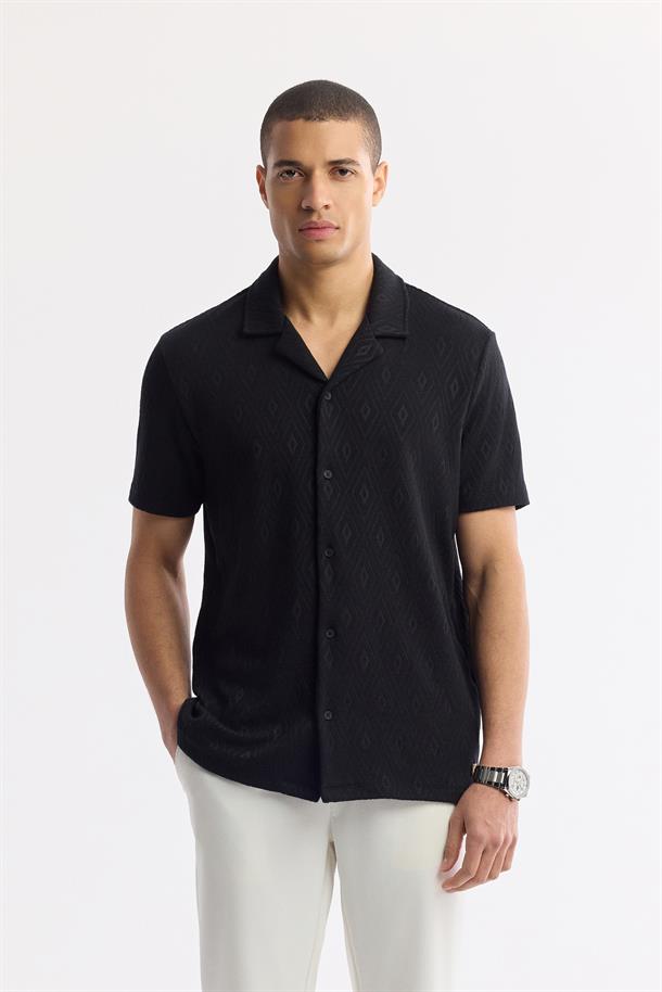 Siyah Apaj Yaka Viskon Karışımlı Kısa Kol Gömlek