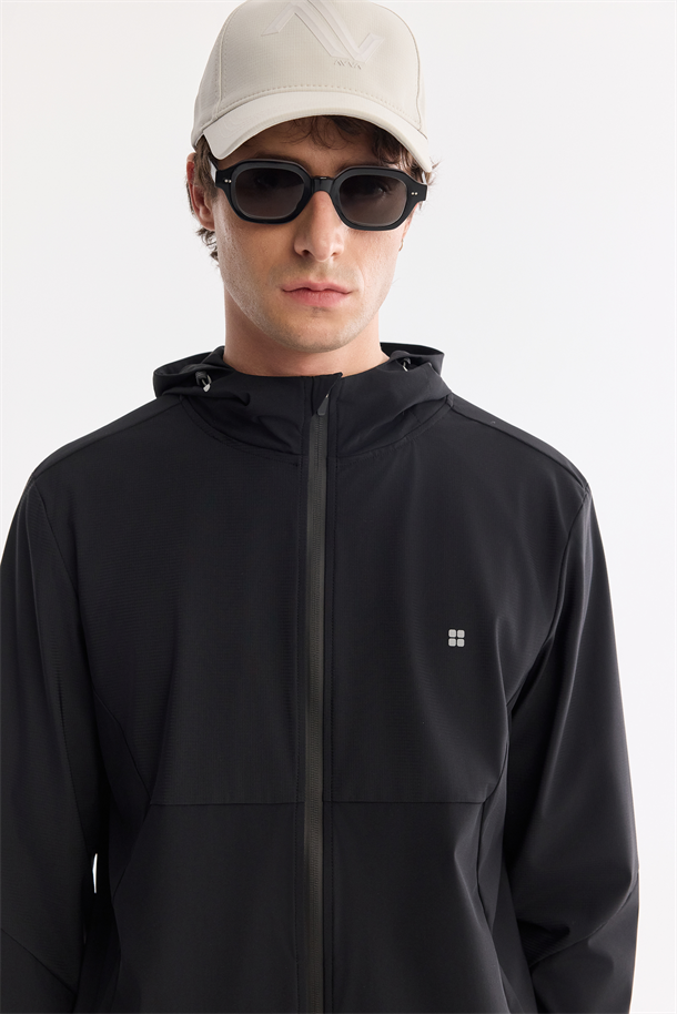 Siyah Kapüşonlu Önü fermuarlı Teknik Kumaş Hırka