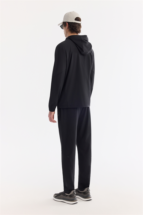 Siyah Kapüşonlu Önü fermuarlı Teknik Kumaş Hırka