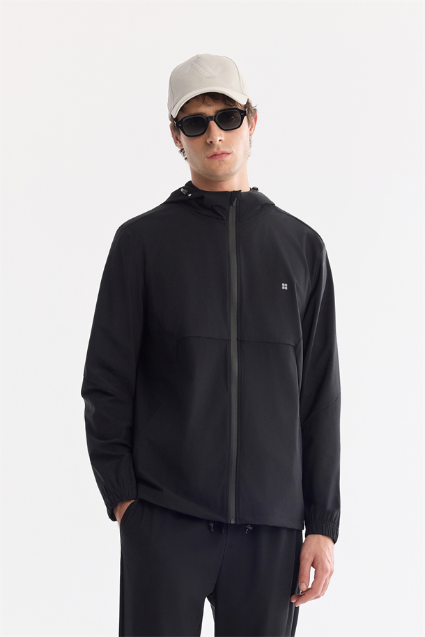 Siyah Kapüşonlu Önü fermuarlı Teknik Kumaş Hırka