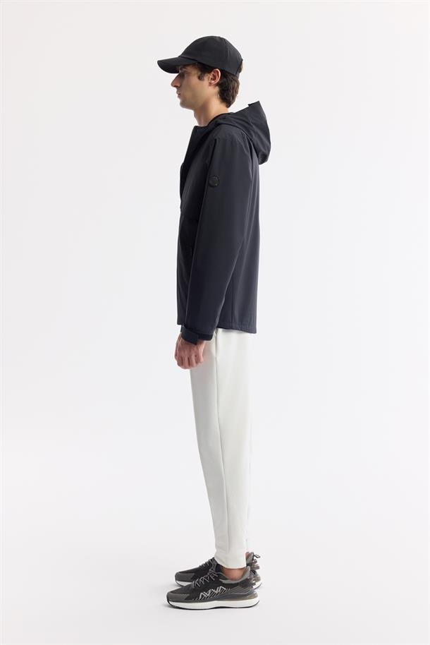 Siyah Kapüşonlu Su İtici Rüzgar Geçirmez Mevsimlik Mont