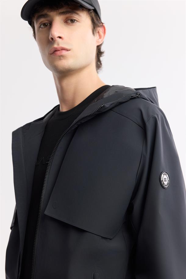 Siyah Kapüşonlu Su İtici Rüzgar Geçirmez Mevsimlik Mont