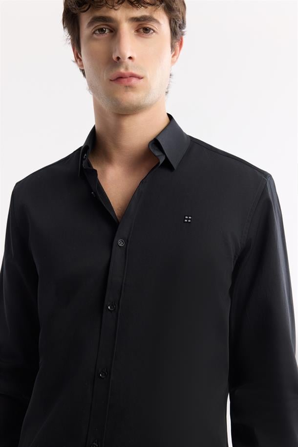 Siyah Klasik Yaka %100 Pamuk Saten Kolay Ütülenen Gömlek