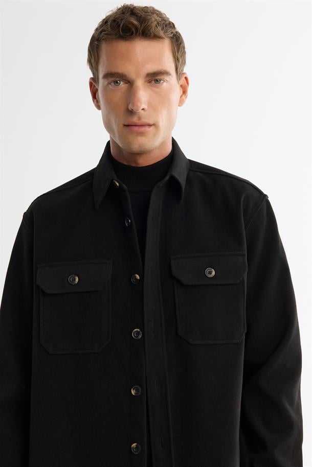 Siyah Klasik Yaka Kaşe Kapaklı Gömlek Ceket