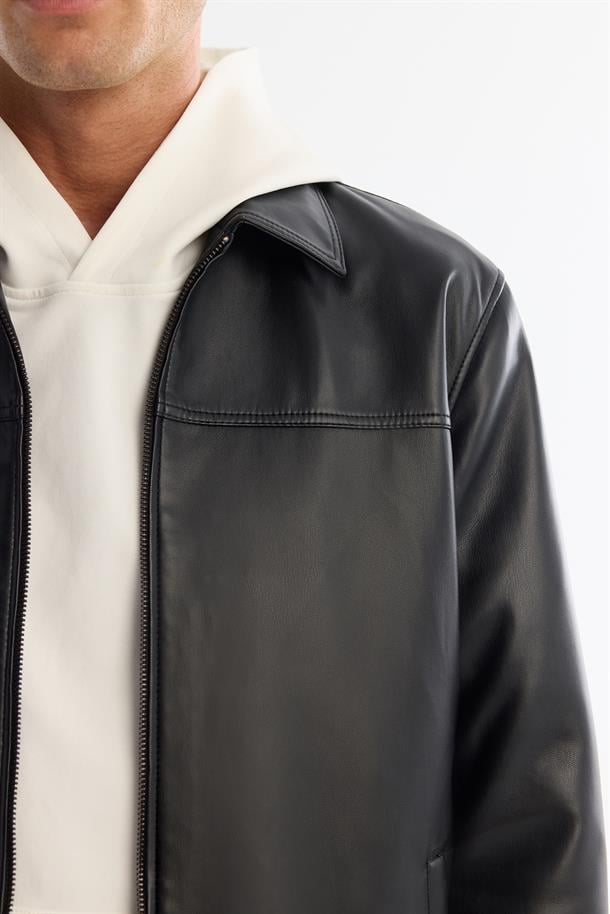 Siyah Klasik Yaka Cepli Deri Görünümlü Mont