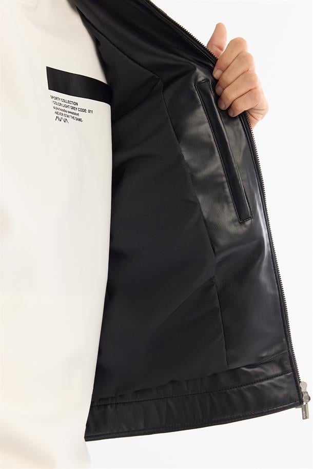 Siyah Klasik Yaka Cepli Deri Görünümlü Mont