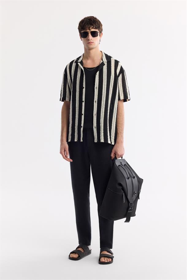 Siyah Apaj Yaka Desenli Pamuklu Kısa Kol Gömlek