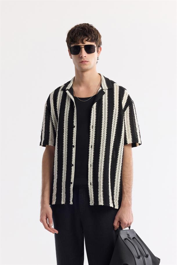 Siyah Apaj Yaka Desenli Pamuklu Kısa Kol Gömlek