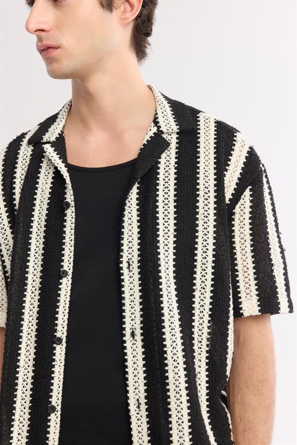 Siyah Apaj Yaka Desenli Pamuklu Kısa Kol Gömlek