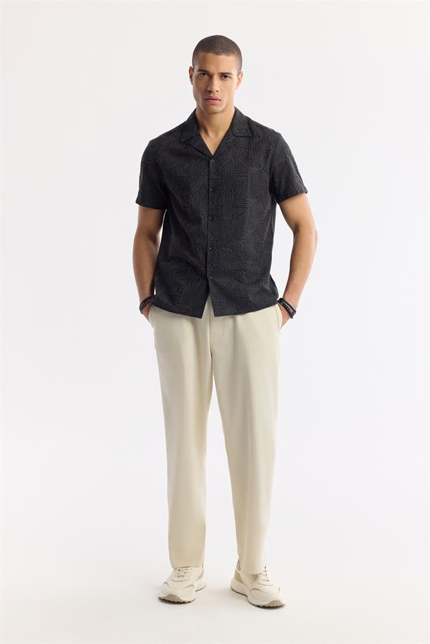 Siyah Apaj Yaka Desenli %100 Pamuk Kısa Kol Gömlek