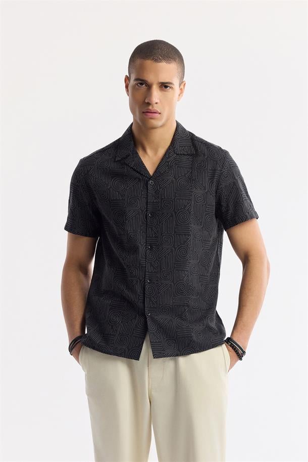 Siyah Apaj Yaka Desenli %100 Pamuk Kısa Kol Gömlek