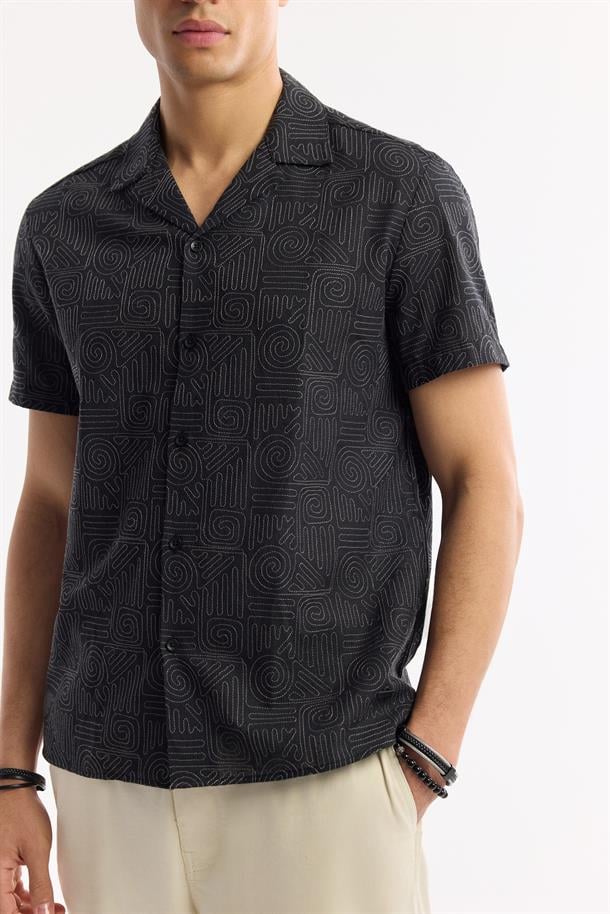 Siyah Apaj Yaka Desenli %100 Pamuk Kısa Kol Gömlek
