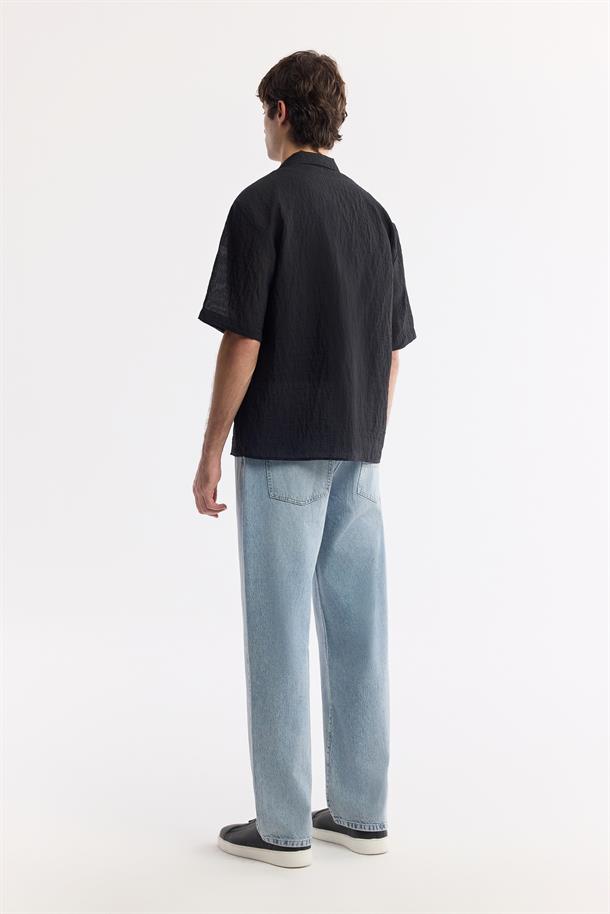 Siyah Apaj Yaka Viskon Karışımlı Kısa Kol Gömlek