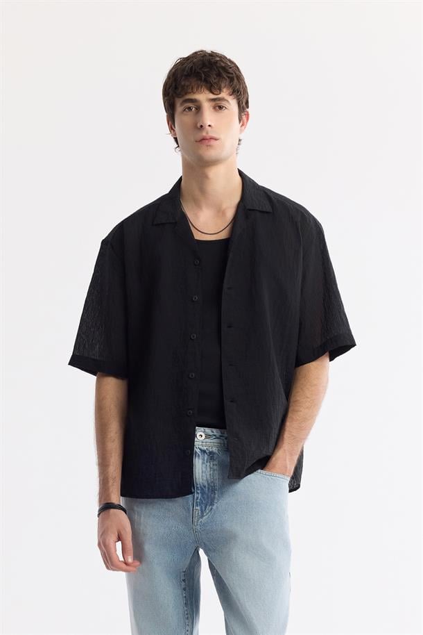 Siyah Apaj Yaka Viskon Karışımlı Kısa Kol Gömlek