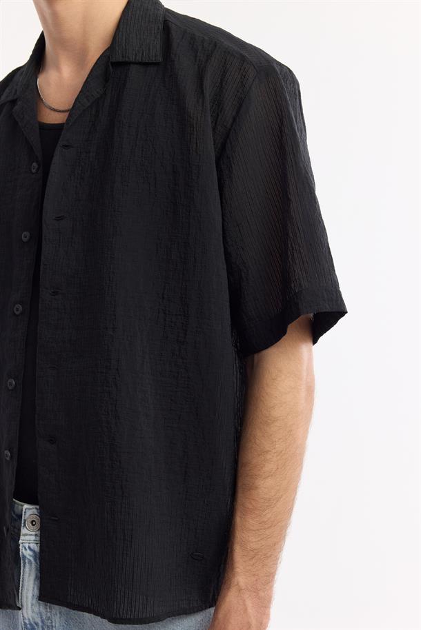 Siyah Apaj Yaka Viskon Karışımlı Kısa Kol Gömlek