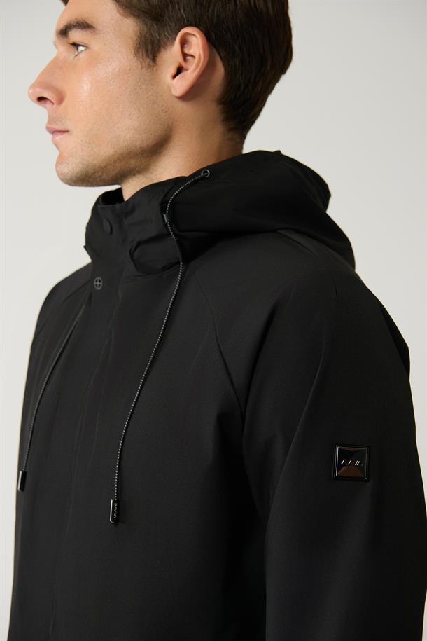Siyah Kapüşon Yaka Reglan Kollu Su İtici İnce Mont