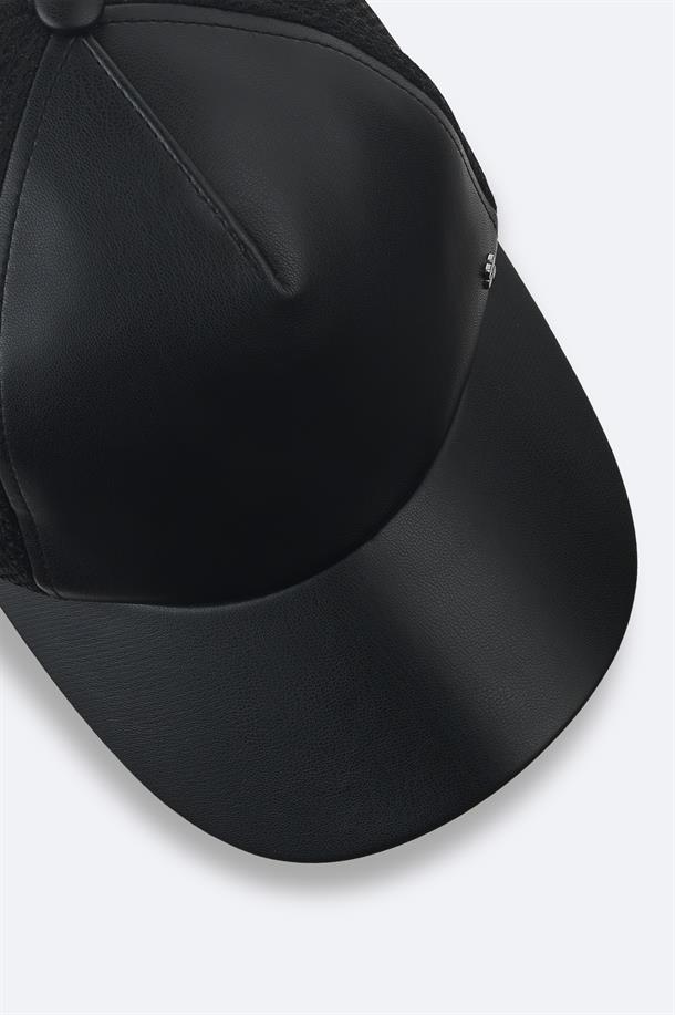 Siyah Önü Aplike Detaylı Spor Şapka