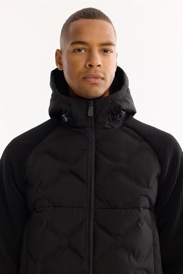 Siyah Kapüşonlu Rüzgar Geçirmez -5 Dereceye Dayanıklı Peluş Mont