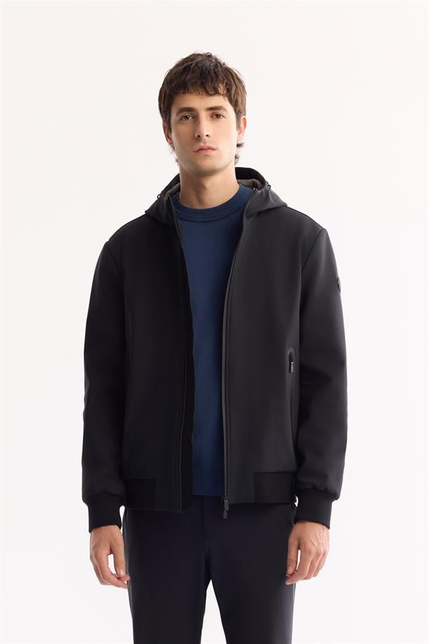 Siyah Kapüşonlu Su İtici Rüzgar Geçirmez Hafif Mevsimlik Mont