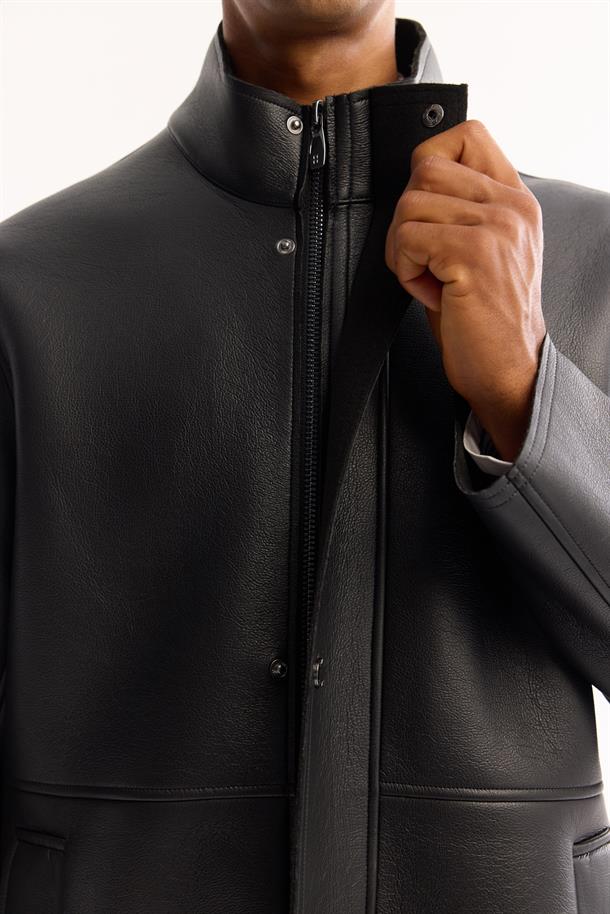 Siyah Dik Yaka Rüzgar Geçirmez Uzun Napa Kaban