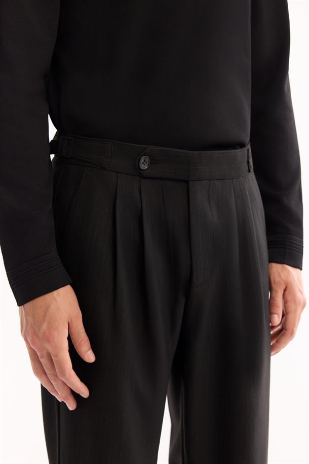 Siyah Yanları Tokalı Viskon Karışımlı Kolay Ütülenen Pantolon