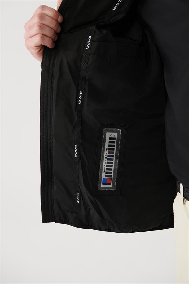 Siyah Kapüşonlu Su İtici Rüzgar Geçirmez Taşıma Askılı Şişme Mont