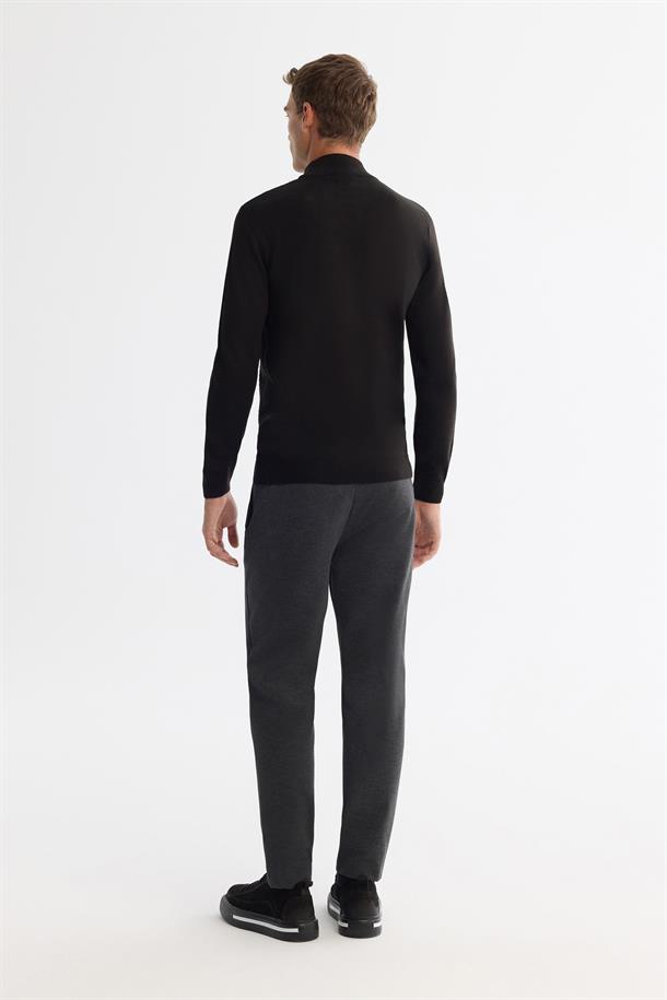 Siyah Yarım Balıkçı Yaka Dokulu Triko Kazak