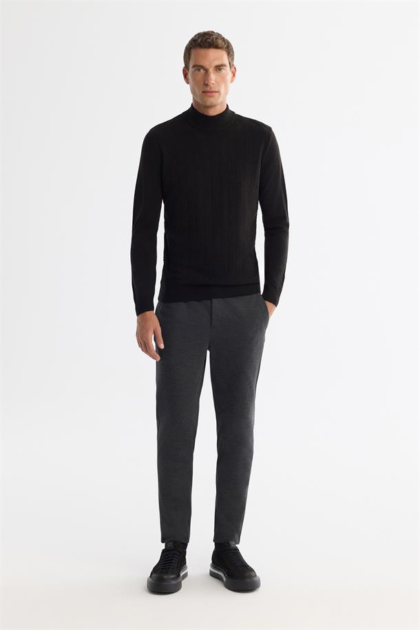 Siyah Yarım Balıkçı Yaka Dokulu Triko Kazak