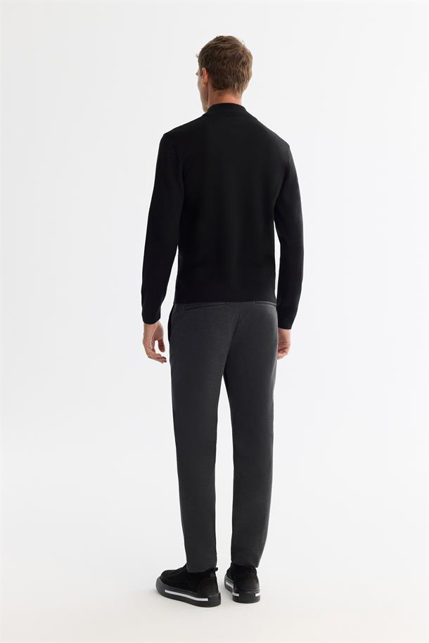 Siyah Yarım Balıkçı Yaka Jakarlı Yün Karışımlı Triko Kazak