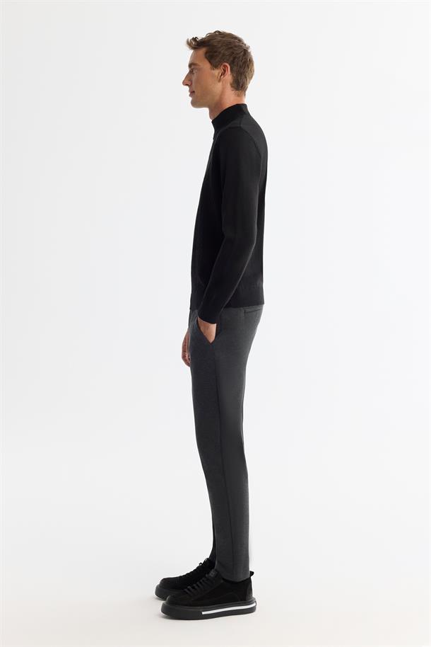 Siyah Yarım Balıkçı Yaka Jakarlı Yün Karışımlı Triko Kazak