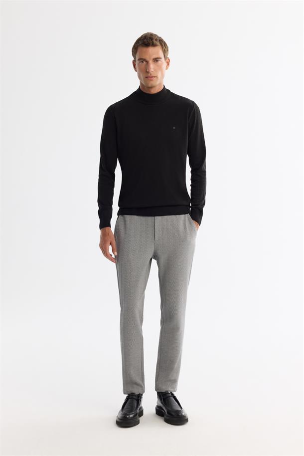 Siyah Yarım Balıkçı Yaka Tüylenmeyen Triko Kazak