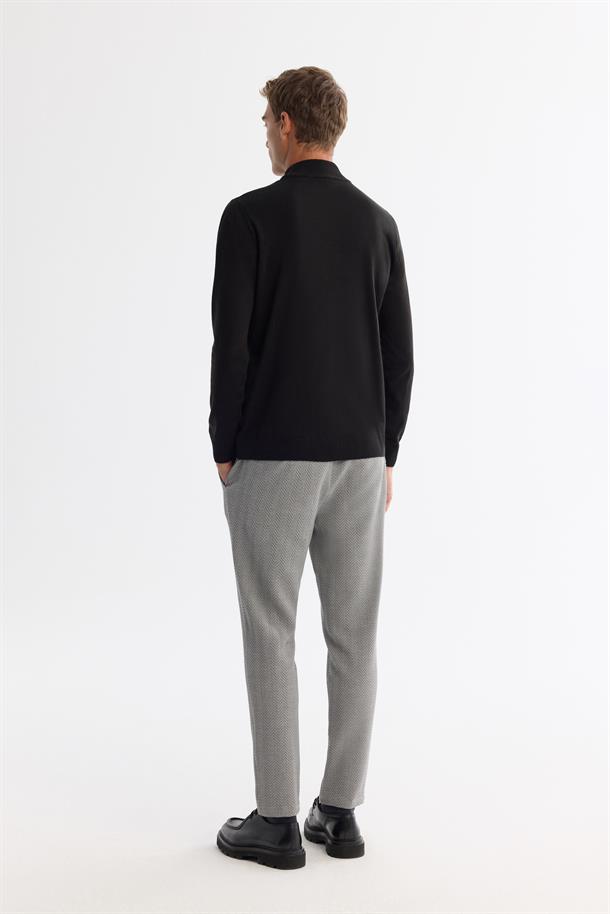 Siyah Yarım Balıkçı Yaka Tüylenmeyen Triko Kazak