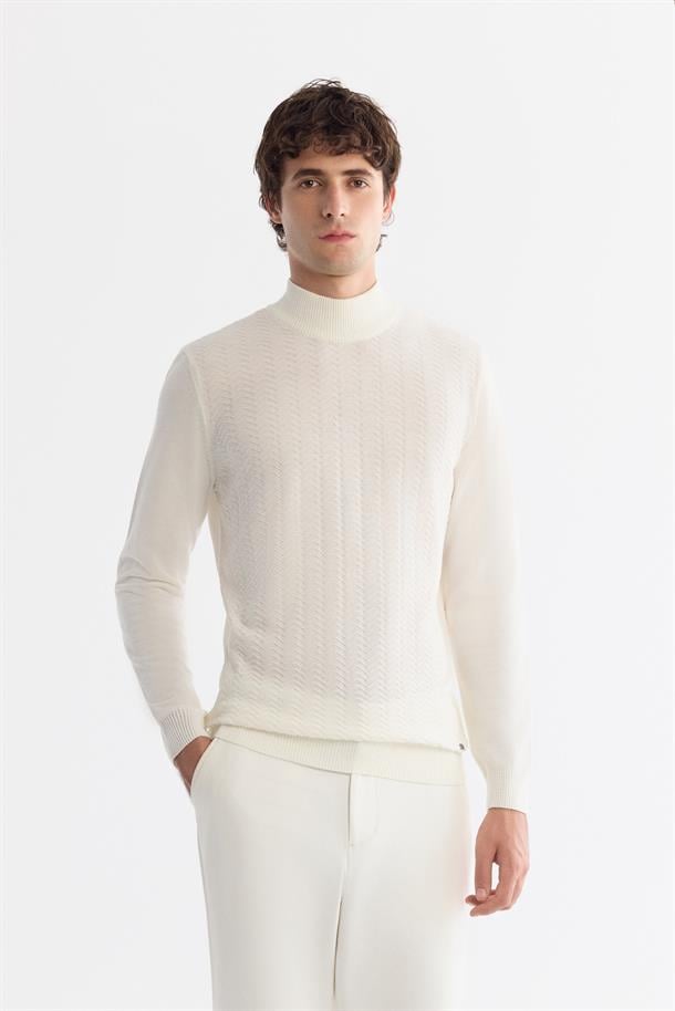 Beyaz Yarım Balıkçı Yaka Dokulu Triko Kazak