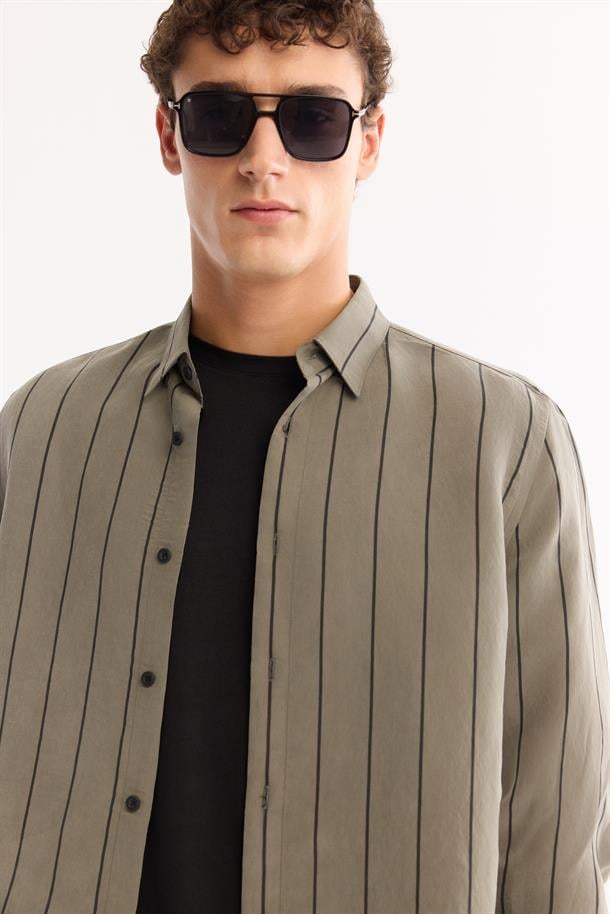 Yeşil Alttan Britli Yaka Soft Touch Çizgili Gömlek