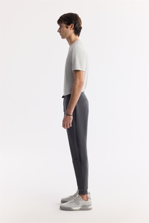 Antrasit Beli Lastikli Bağcıklı Yandan Cepli Flexi Baskı Detaylı Parçalı Soft Touch Jogger
