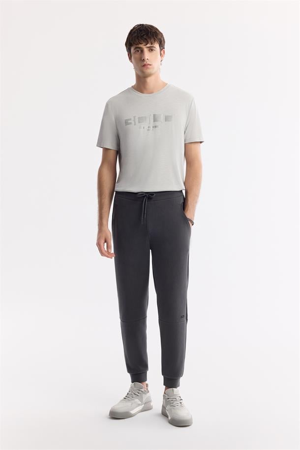 Antrasit Beli Lastikli Bağcıklı Yandan Cepli Flexi Baskı Detaylı Parçalı Soft Touch Jogger