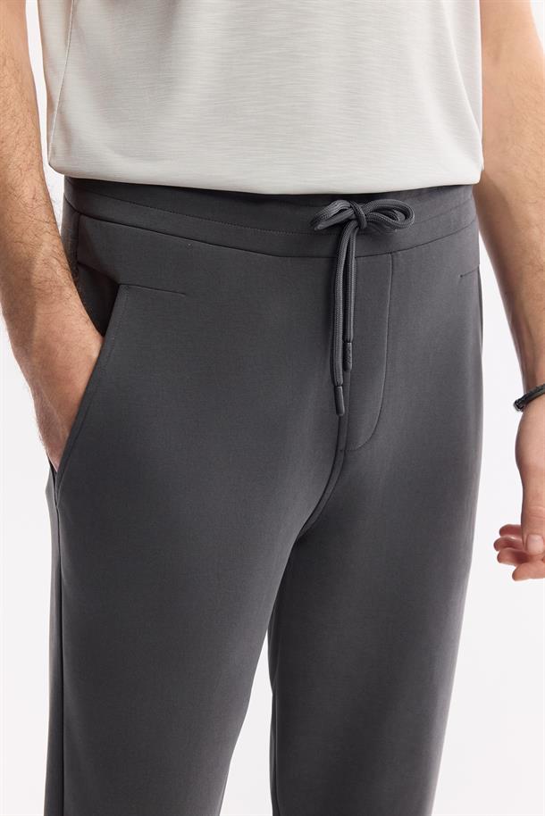 Antrasit Beli Lastikli Bağcıklı Yandan Cepli Flexi Baskı Detaylı Parçalı Soft Touch Jogger