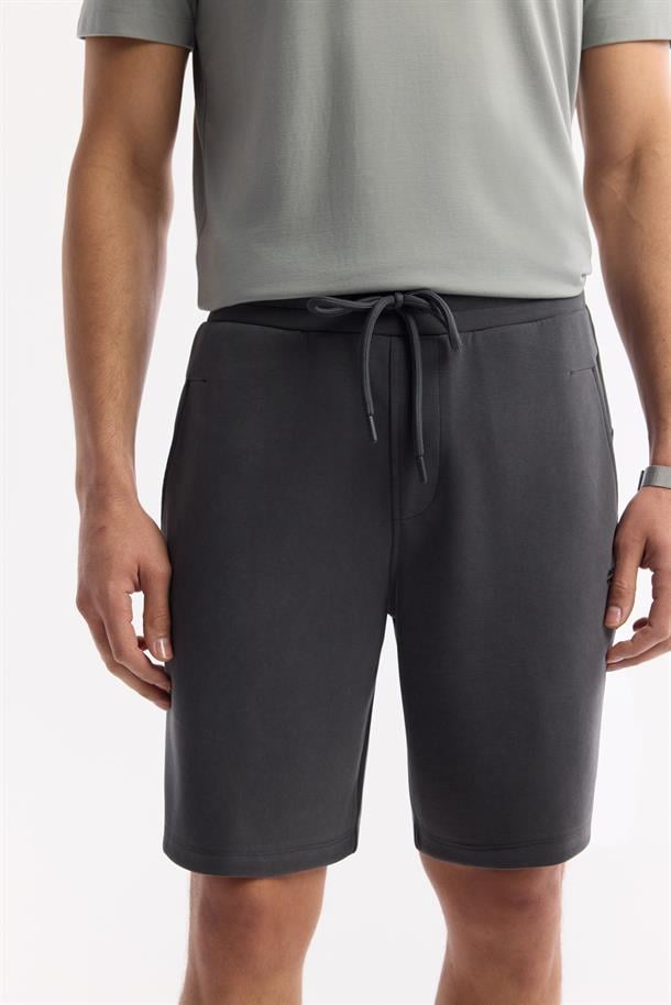 Antrasit Beli Lastikli Bağcıklı Yandan Cepli Flexi Baskı Detaylı Soft Touch  Örme Şort