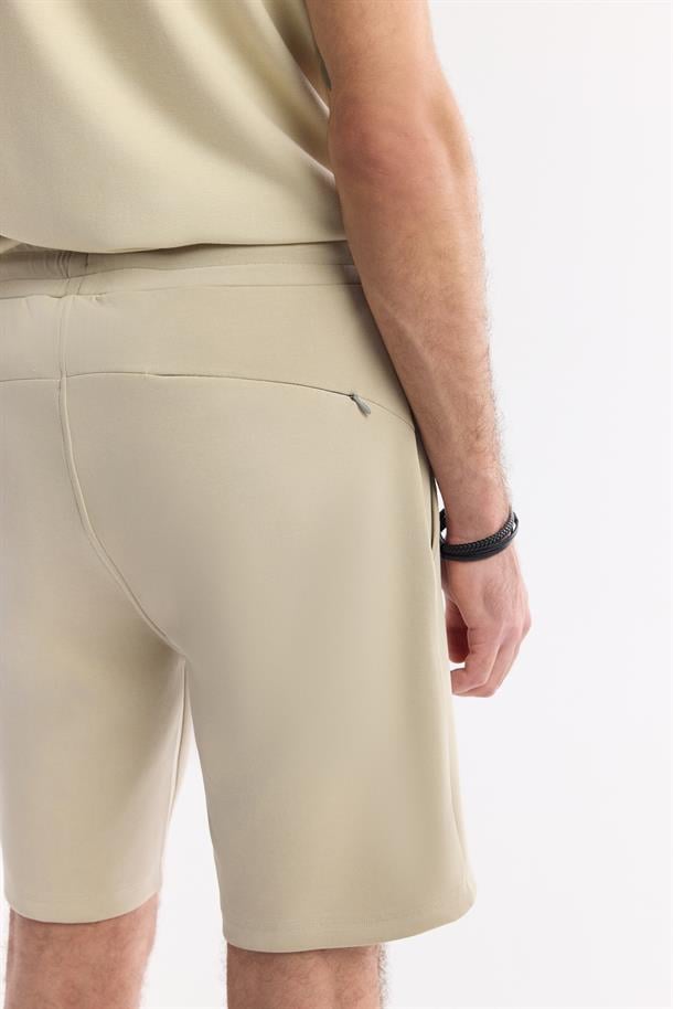 Bej Beli Lastikli Bağcıklı Yandan Cepli Flexi Baskı Detaylı Soft Touch  Örme Şort