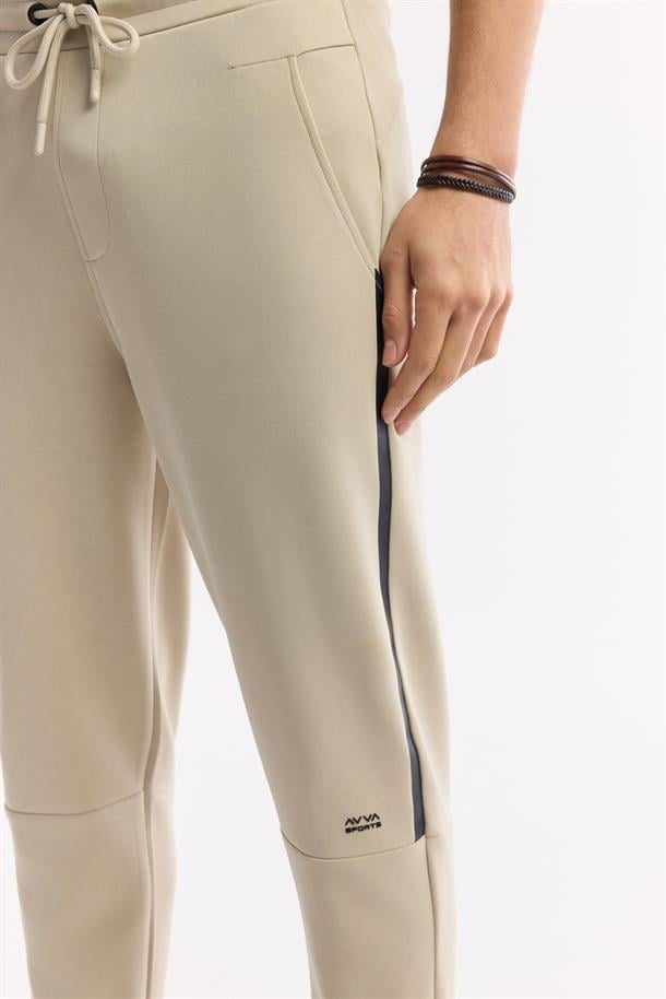 Bej Beli Lastikli Bağcıklı Yandan Cepli Flexi Baskı Detaylı Parçalı Soft Touch Jogger