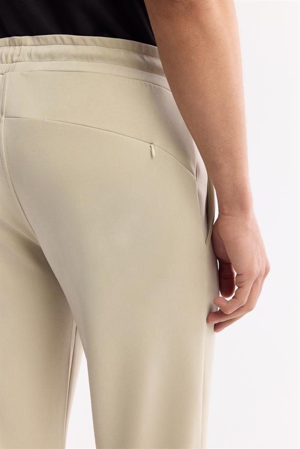 Bej Beli Lastikli Bağcıklı Yandan Cepli Flexi Baskı Detaylı Parçalı Soft Touch Jogger