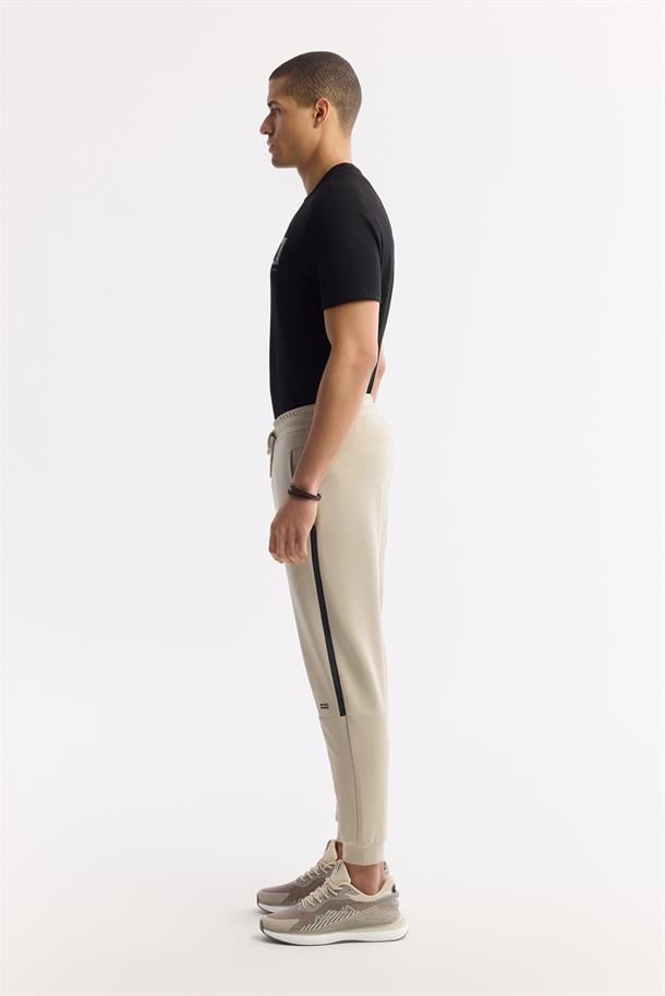 Bej Beli Lastikli Bağcıklı Yandan Cepli Flexi Baskı Detaylı Parçalı Soft Touch Jogger