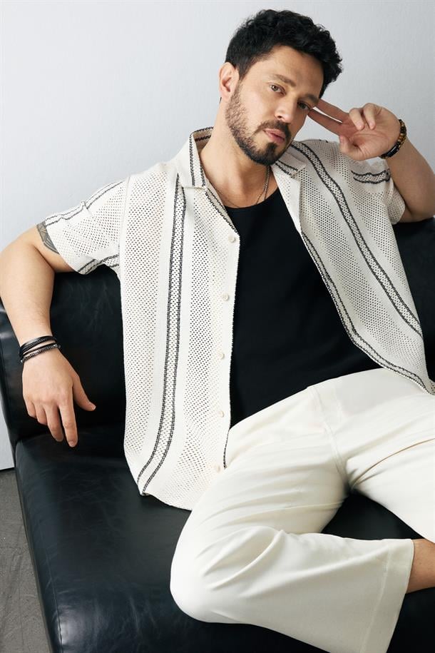 Bej Küba Yaka Çizgili Ajurlu Comfort Fit Kısa Kol Gömlek
